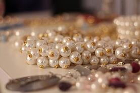 pearl_necklace_display