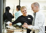 Продавец консультант. Продавец и покупатель. Покупатель в ювелирном. Мужчина в ювелирном магазине. Покупатель в ювелирном магазине.